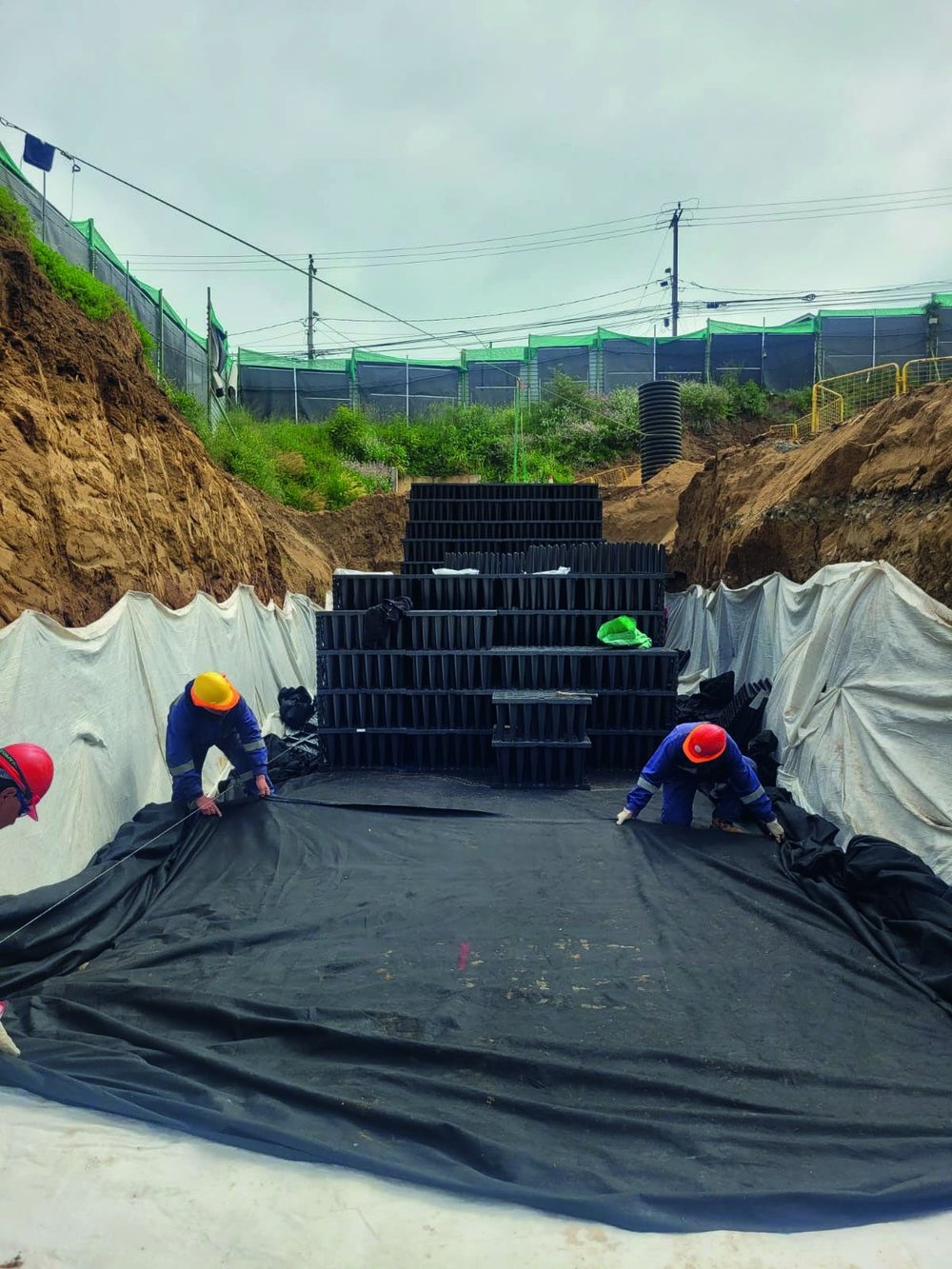 Montaje de módulos sobre geomembrana